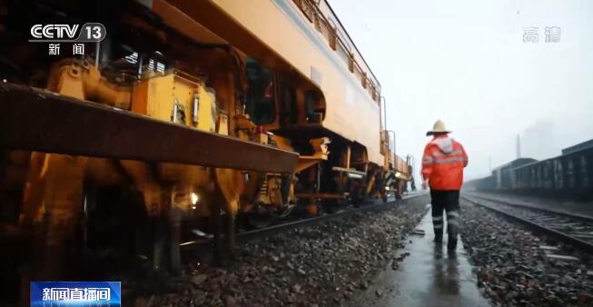 應(yīng)對(duì)極端天氣 鐵路部門全面加強(qiáng)設(shè)備檢修筑牢安全防線